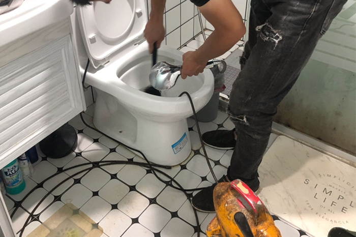 宋洛乡疏通下水道