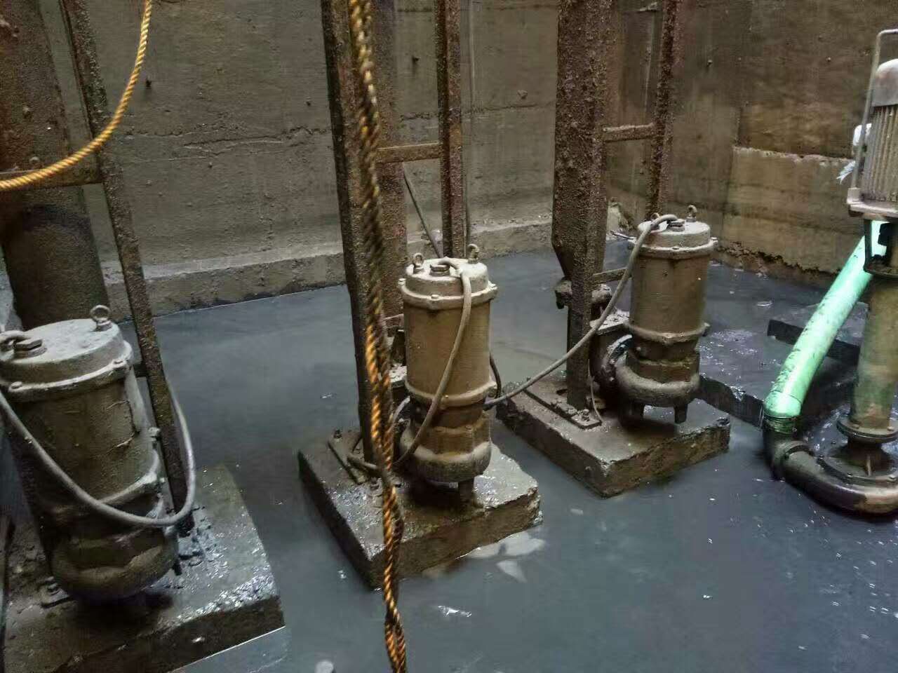 宋洛乡污水池清理